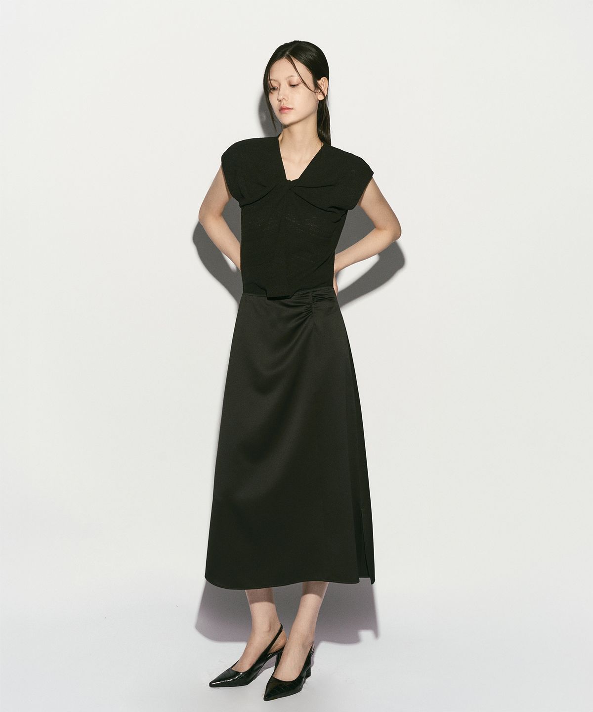 리이(RE RHEE) DRAPED SILKY SKIRT