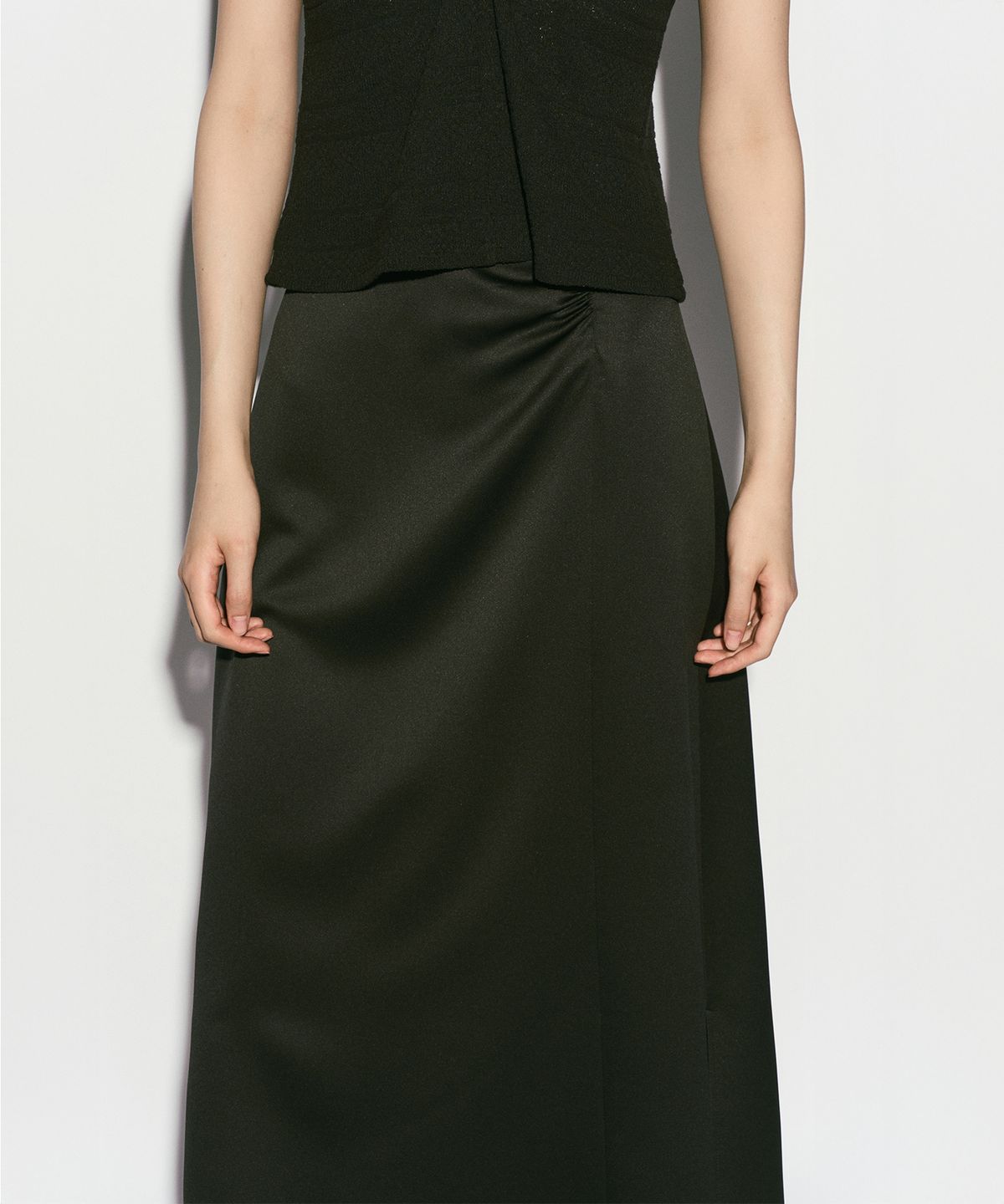 리이(RE RHEE) DRAPED SILKY SKIRT