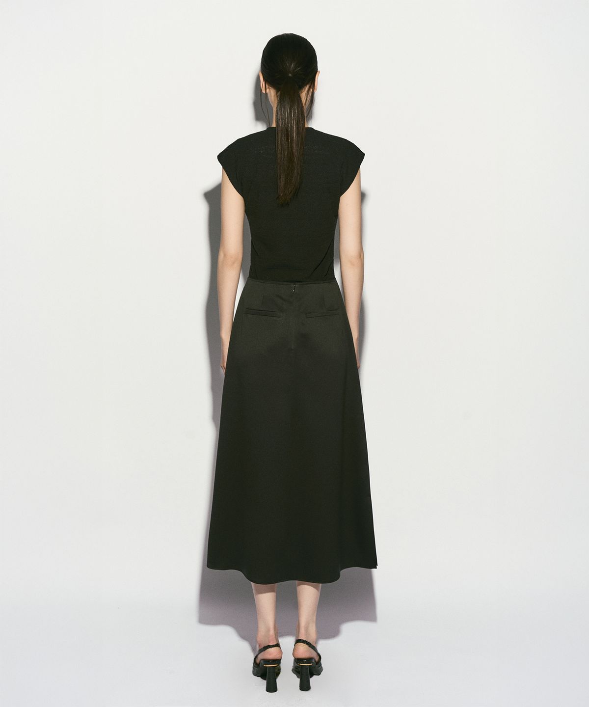 리이(RE RHEE) DRAPED SILKY SKIRT