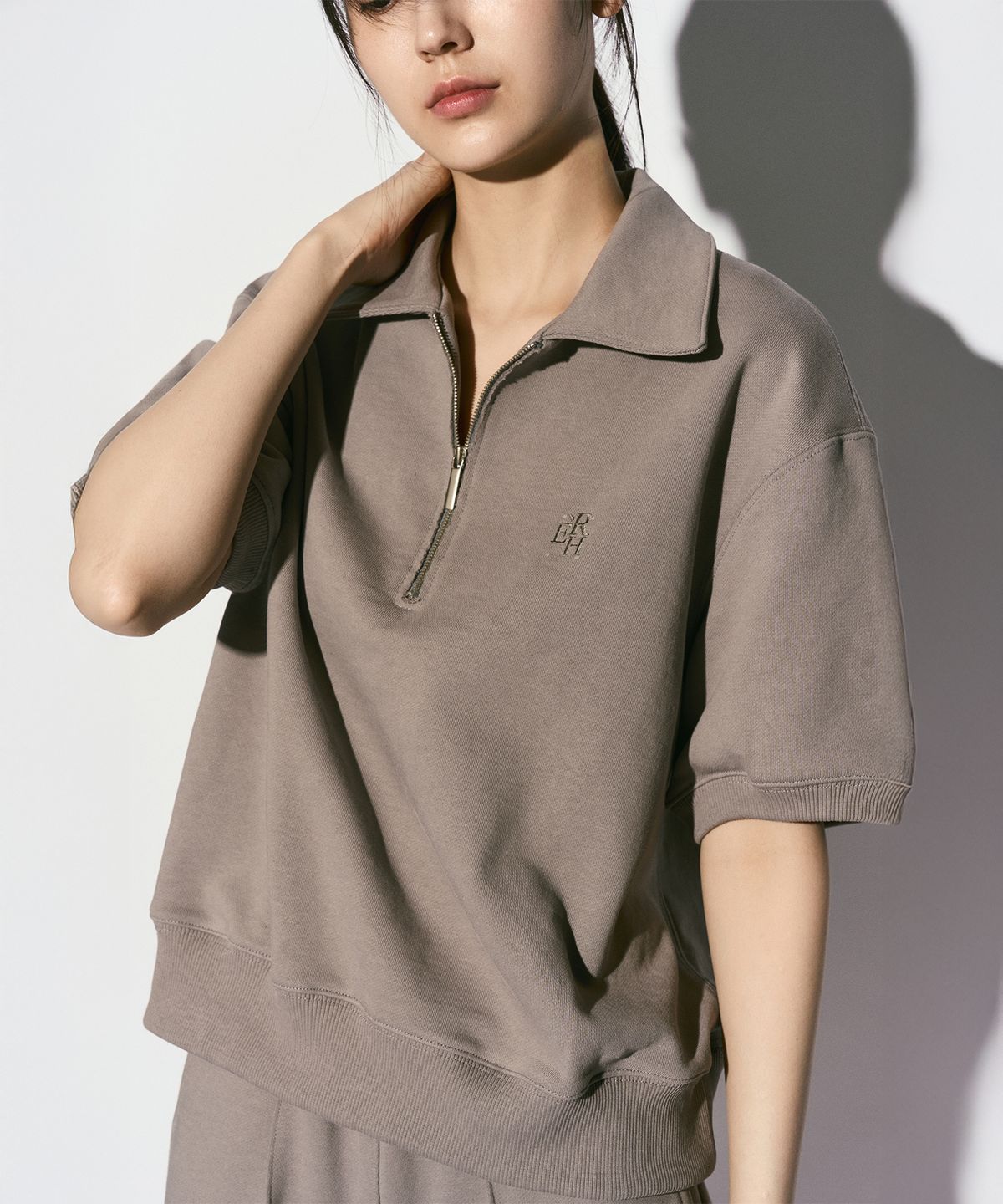 리이(RE RHEE) HALF ZIP SWEATSHIRT MOCHA