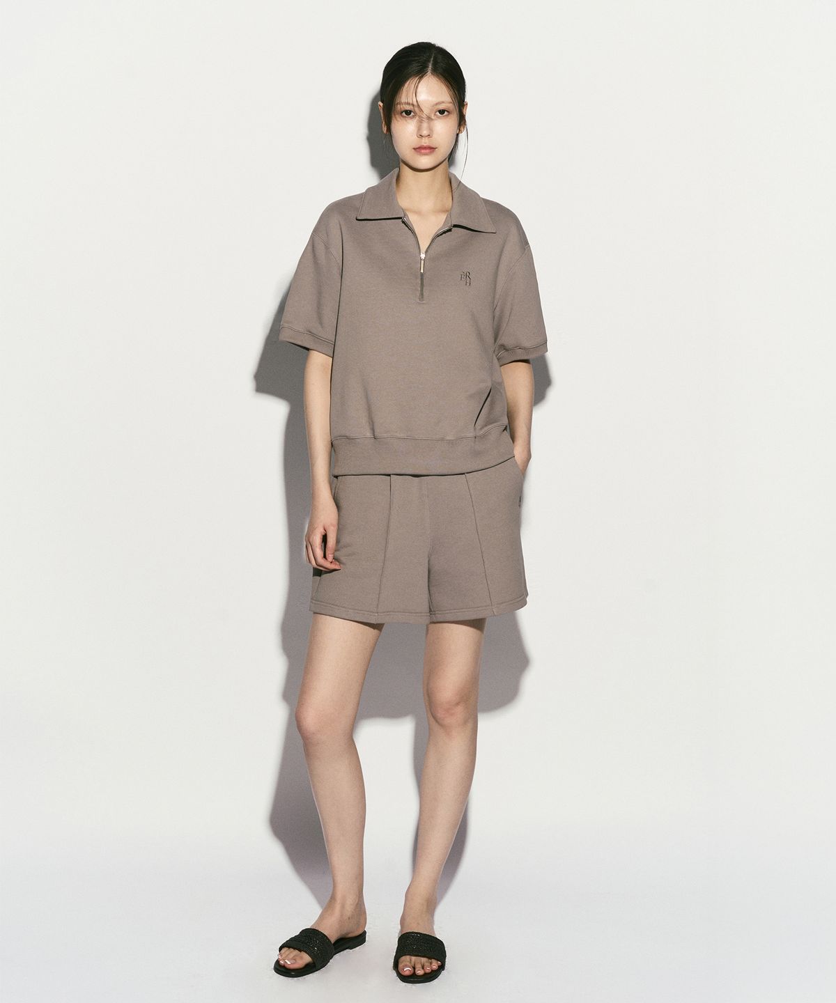 리이(RE RHEE) HALF ZIP SWEATSHIRT MOCHA