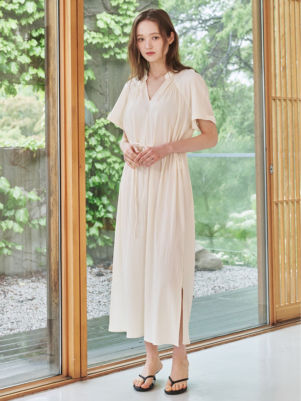 누브(NOUVE) 브이넥 셔링 드레스-아이보리 / V-Neck Shirring Dress - Ivory