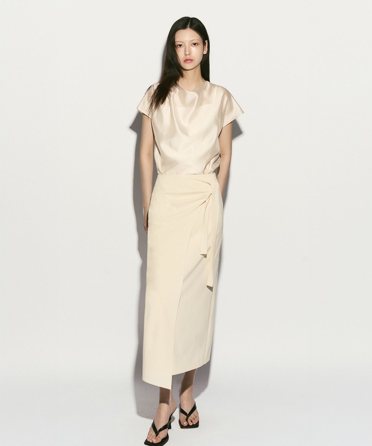 리이(RE RHEE) ASYMMETRIC HEM SIDE TIE SKIRT