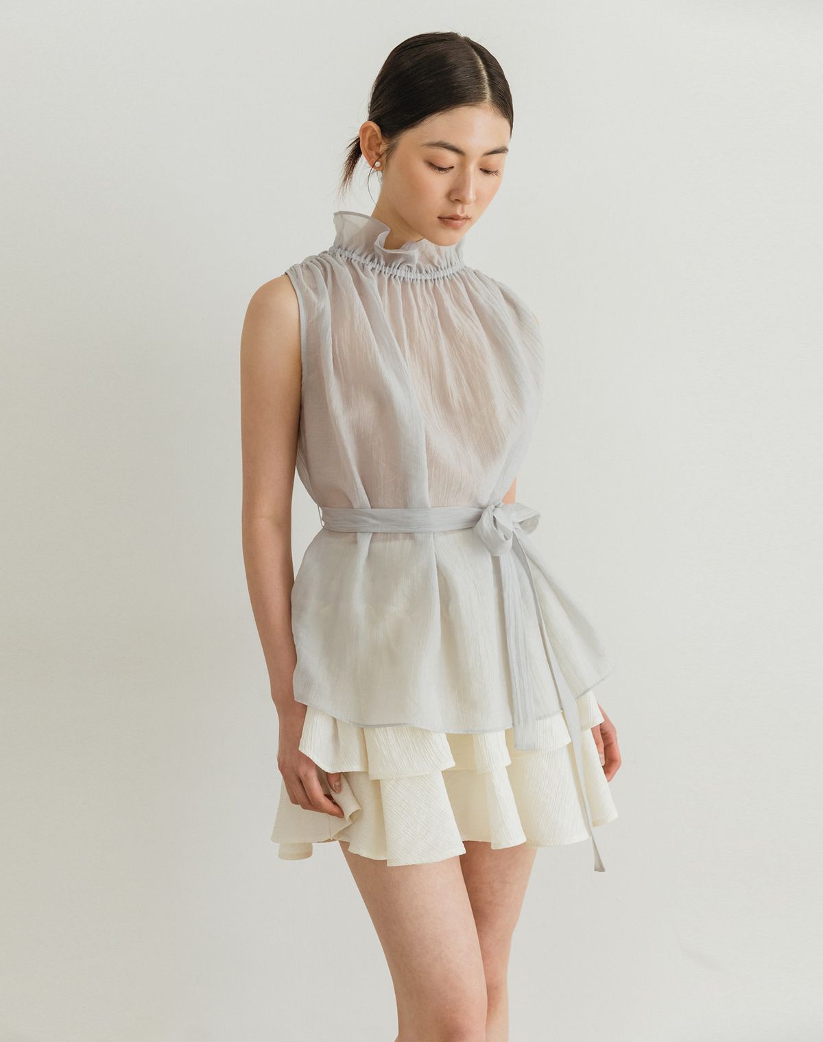 지에마르(GIEMAR) NECK PRILL SLEEVELESS BLOUSE GRAY BLUE 넥 프릴 슬리브리스 블라우스 그레이 블루