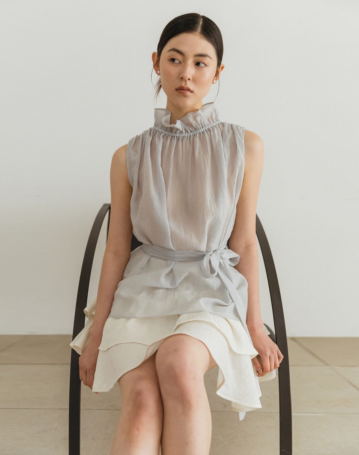 지에마르(GIEMAR) NECK PRILL SLEEVELESS BLOUSE GRAY BLUE 넥 프릴 슬리브리스 블라우스 그레이 블루