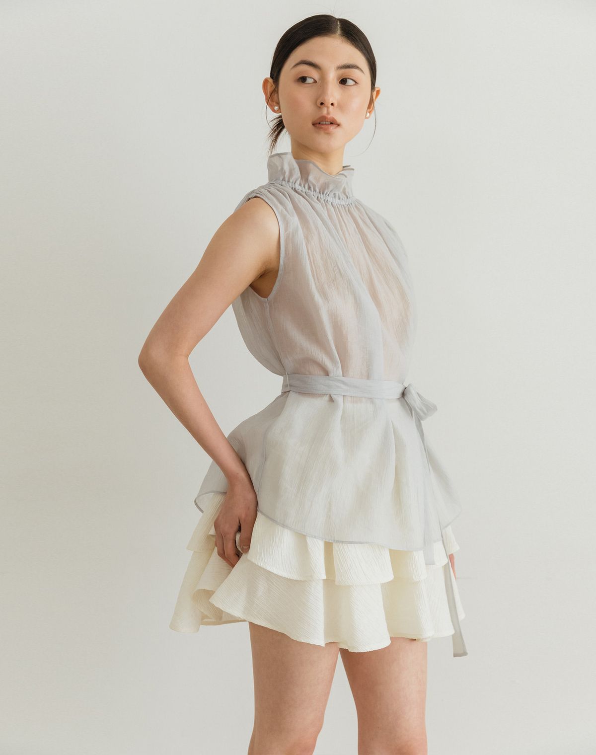 지에마르(GIEMAR) NECK PRILL SLEEVELESS BLOUSE GRAY BLUE 넥 프릴 슬리브리스 블라우스 그레이 블루