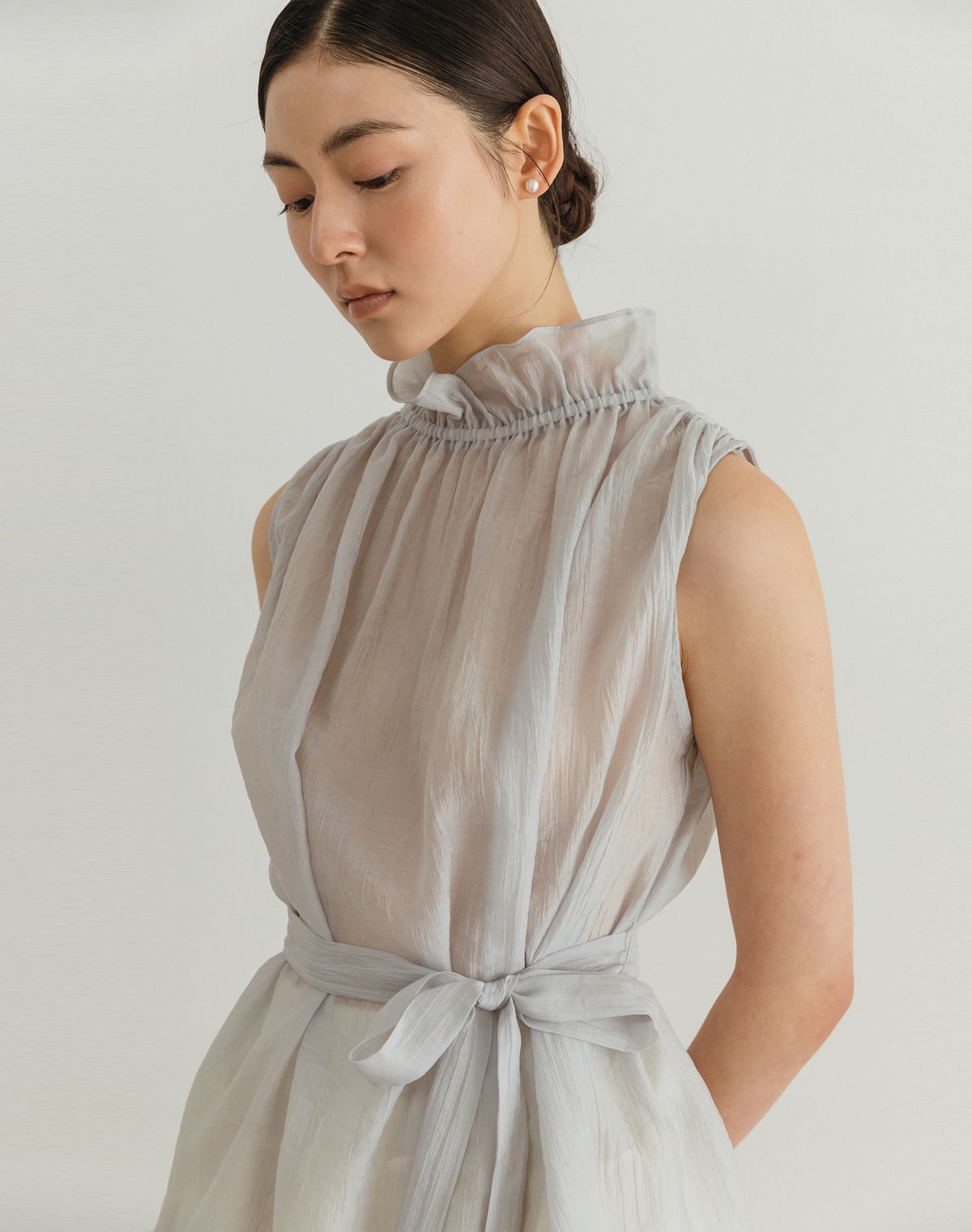 지에마르(GIEMAR) NECK PRILL SLEEVELESS BLOUSE GRAY BLUE 넥 프릴 슬리브리스 블라우스 그레이 블루