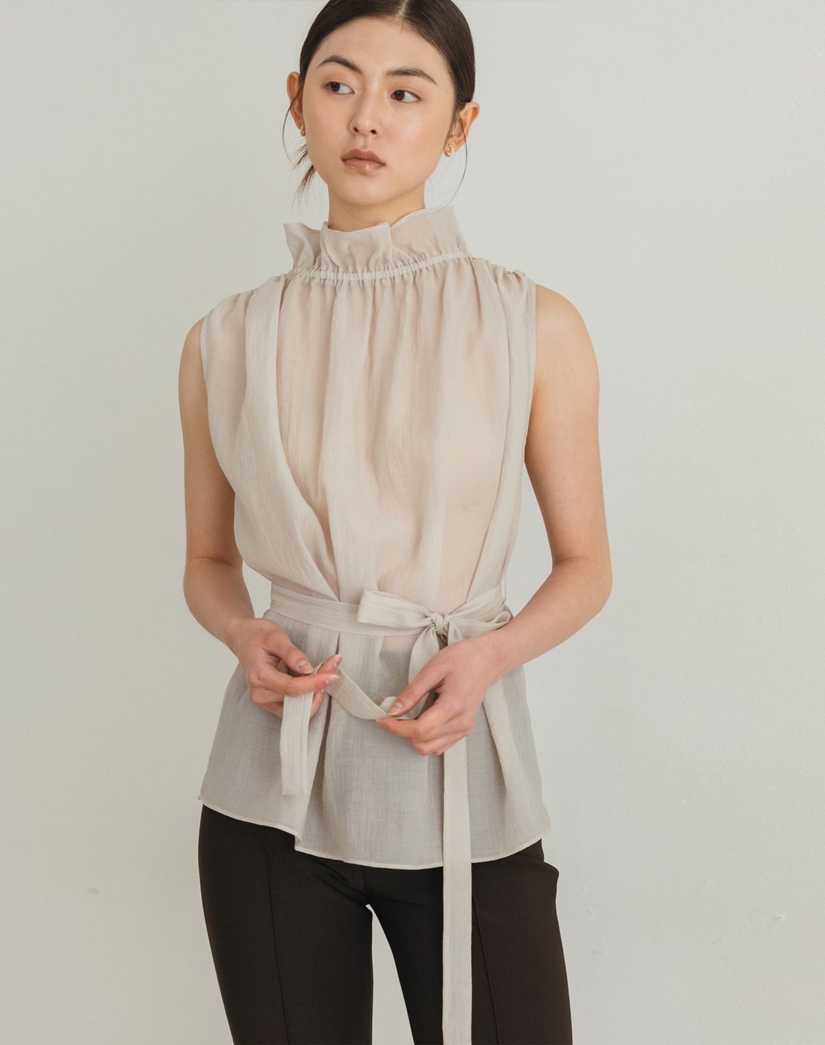 지에마르(GIEMAR) NECK PRILL SLEEVELESS BLOUSE BEIGE  넥 프릴 슬리브리스 블라우스 베이지