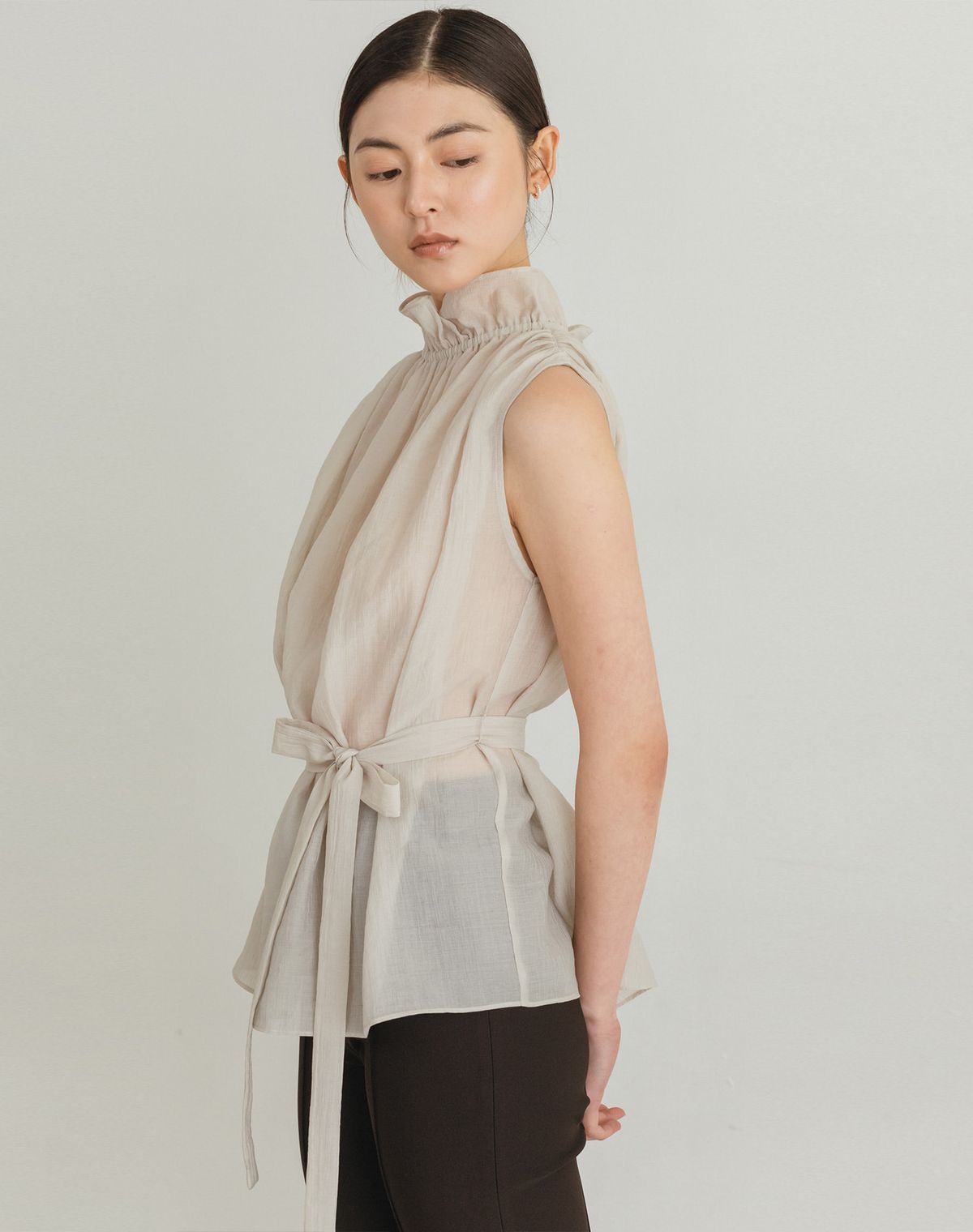 지에마르(GIEMAR) NECK PRILL SLEEVELESS BLOUSE BEIGE  넥 프릴 슬리브리스 블라우스 베이지
