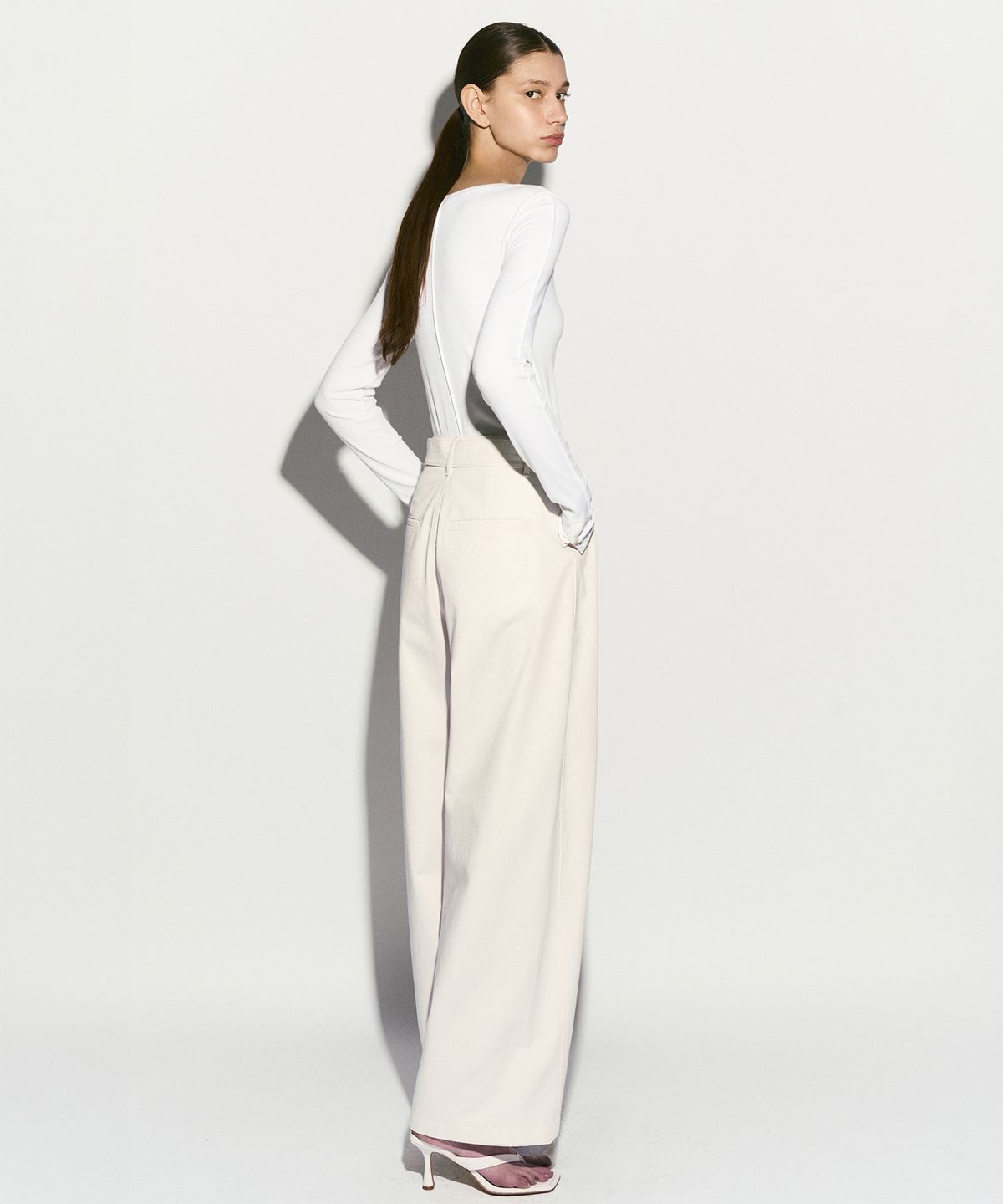 리이(RE RHEE) BELTED STRAIGHT LEG TROUSER IVORY