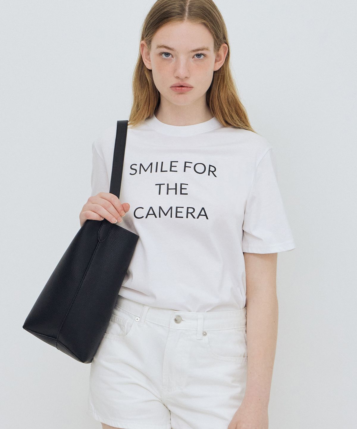 레이디 볼륨(LADY VOLUME) 스마일 포 더 카메라 티셔츠 (WHITE)