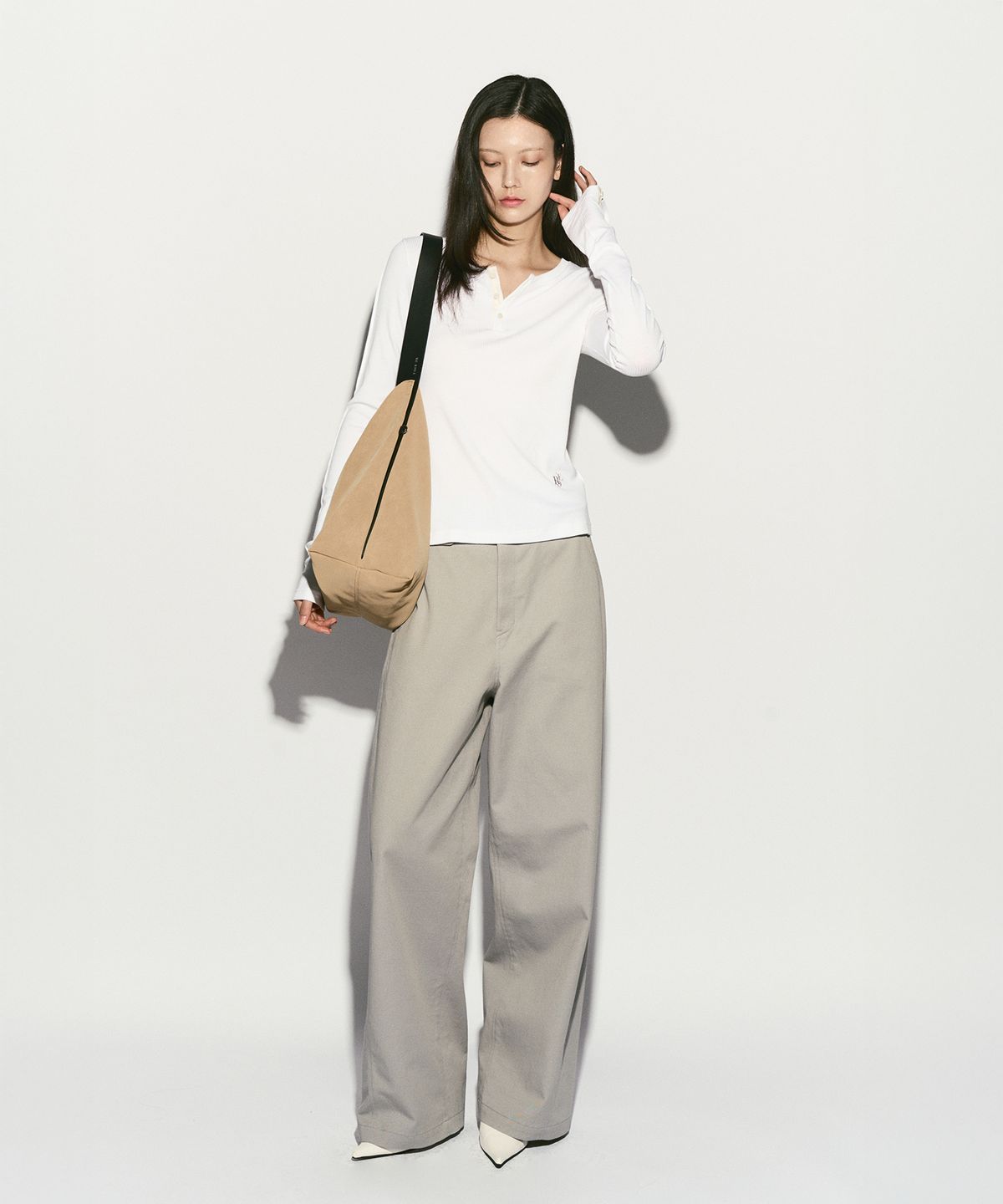 리이(RE RHEE) COWHIDE STRAP HOBO BAG BEIGE