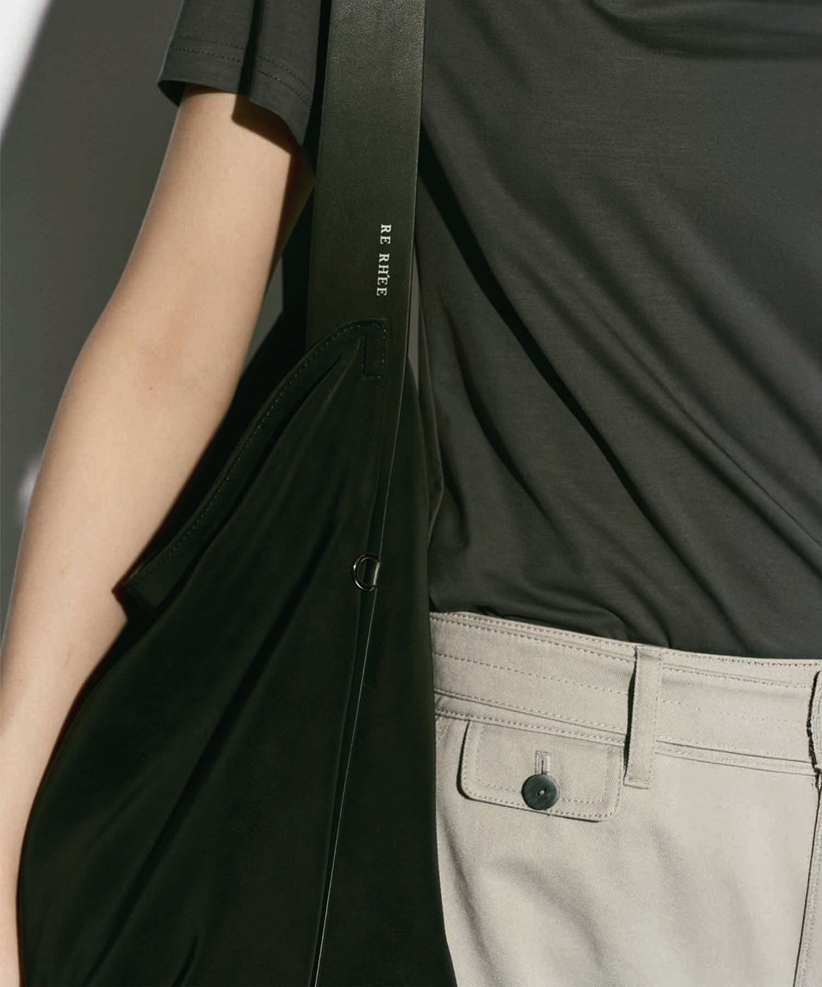리이(RE RHEE) COWHIDE STRAP HOBO BAG BLACK
