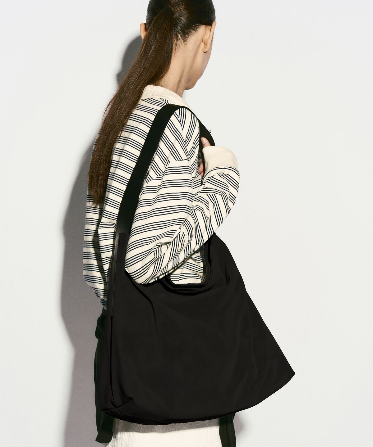 리이(RE RHEE) COWHIDE STRAP HOBO BAG BLACK