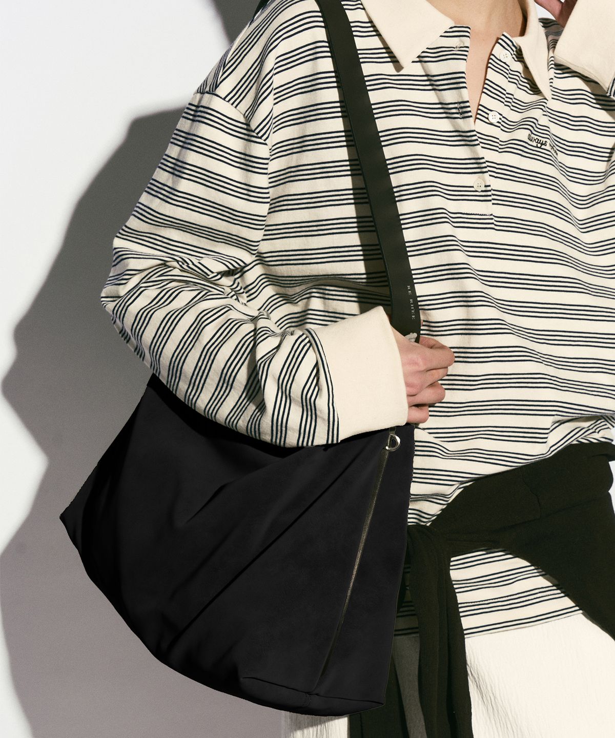 리이(RE RHEE) COWHIDE STRAP HOBO BAG BLACK