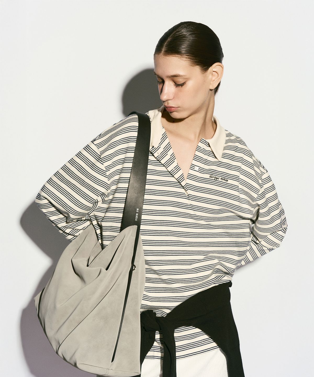 리이(RE RHEE) COWHIDE STRAP HOBO BAG GRAY