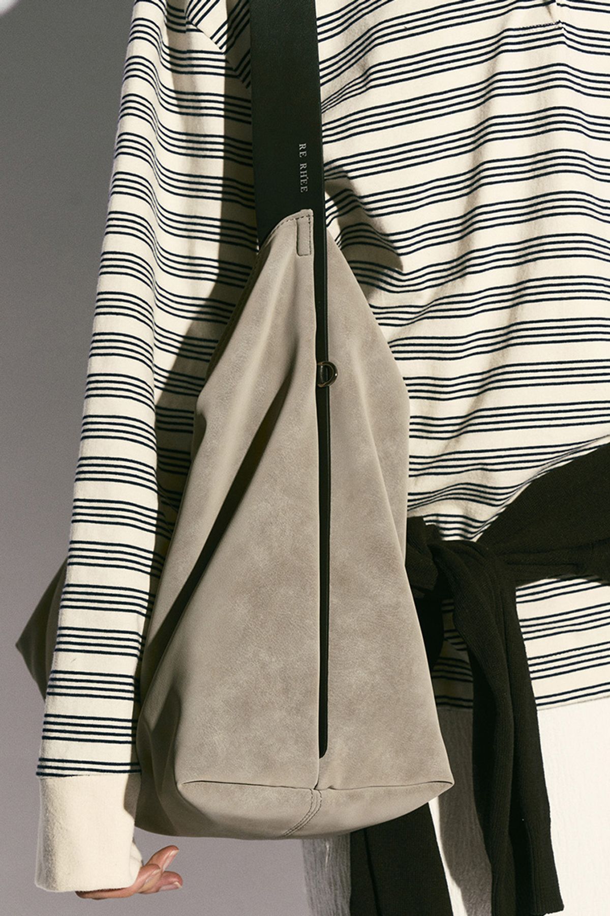 리이(RE RHEE) COWHIDE STRAP HOBO BAG GRAY
