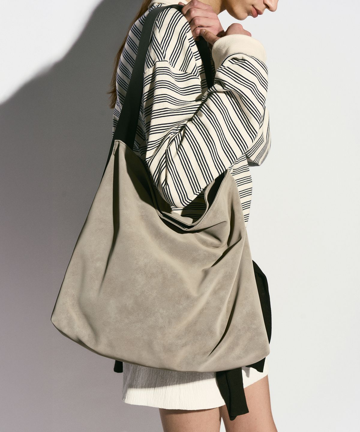 리이(RE RHEE) COWHIDE STRAP HOBO BAG GRAY