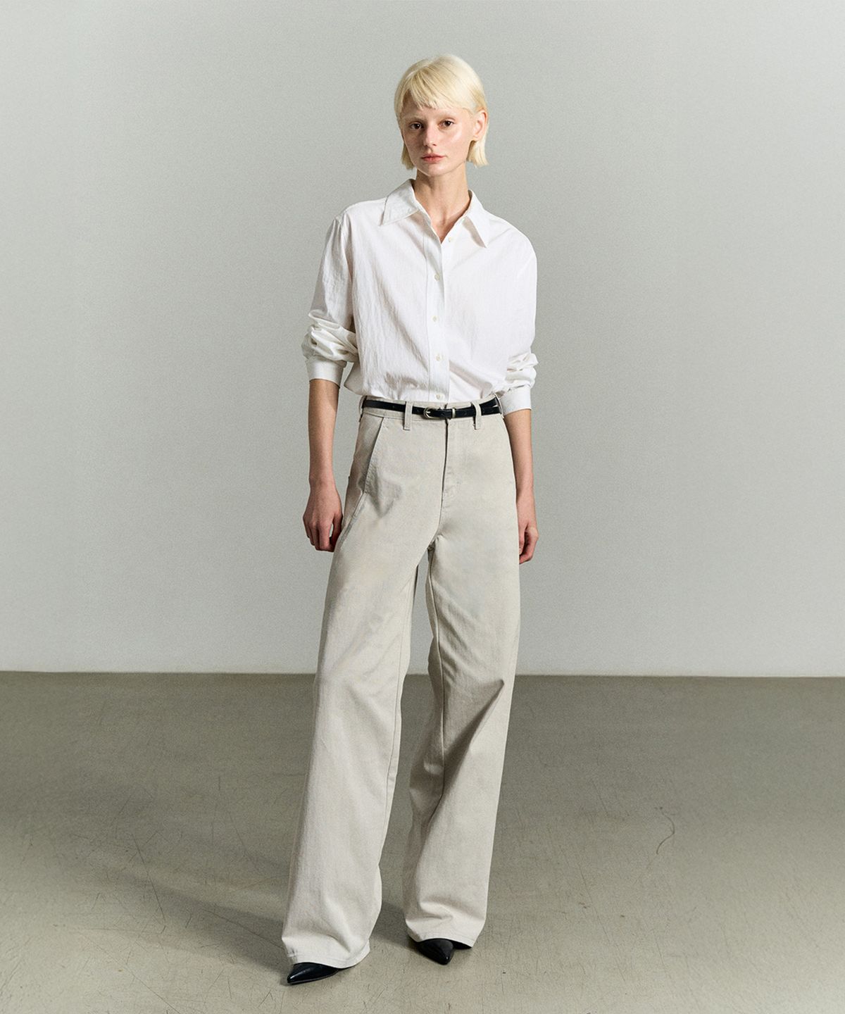 리이(RE RHEE) ASYMMETRIC SEAM DETAIL PANTS ASH GRAY