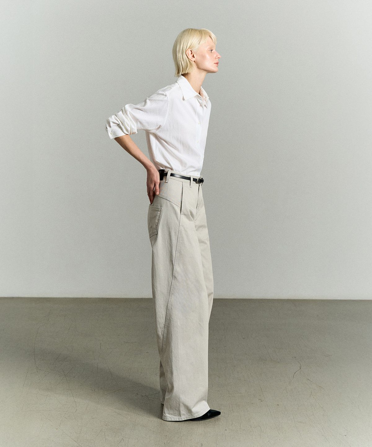 리이(RE RHEE) ASYMMETRIC SEAM DETAIL PANTS ASH GRAY