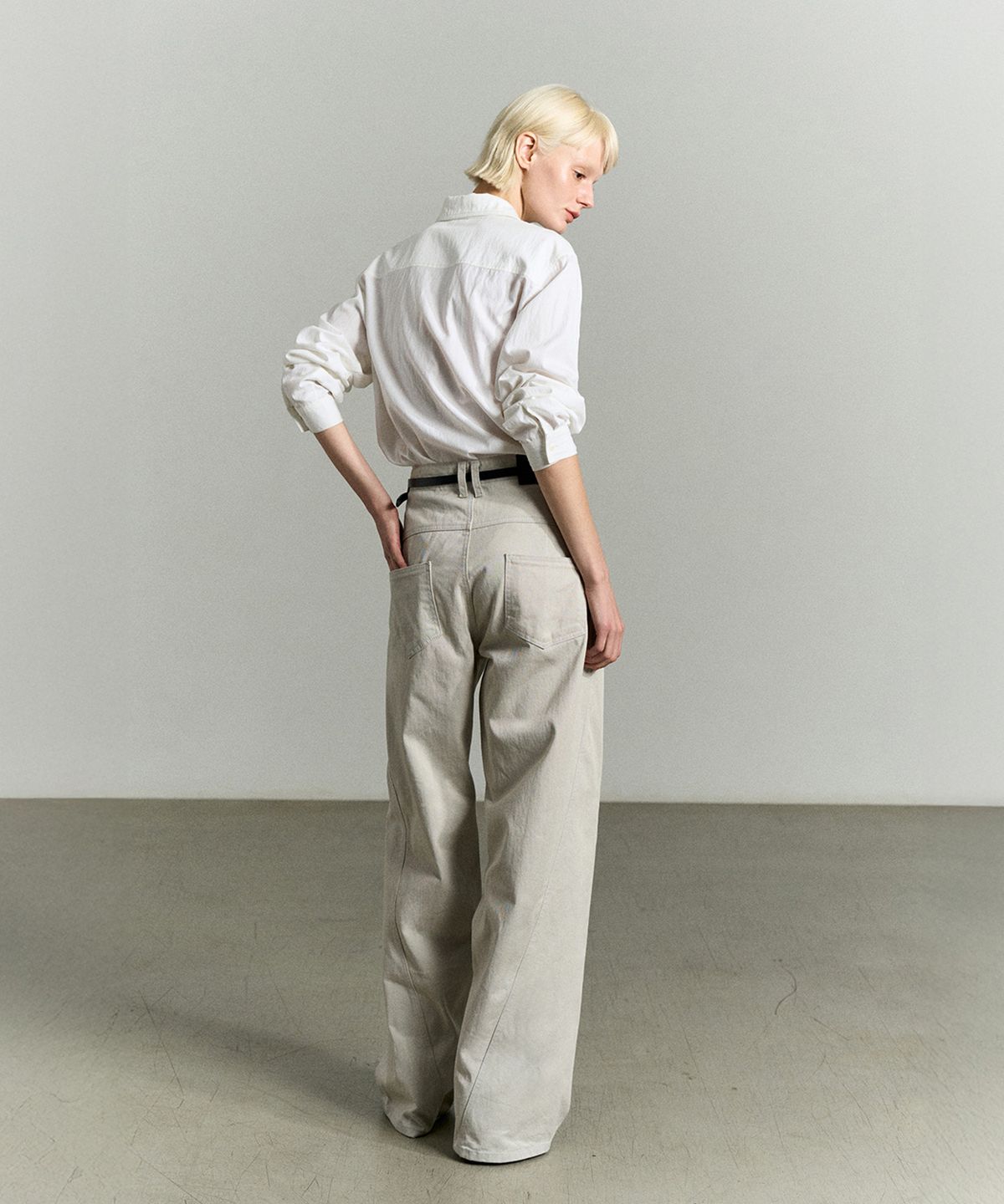 리이(RE RHEE) ASYMMETRIC SEAM DETAIL PANTS ASH GRAY