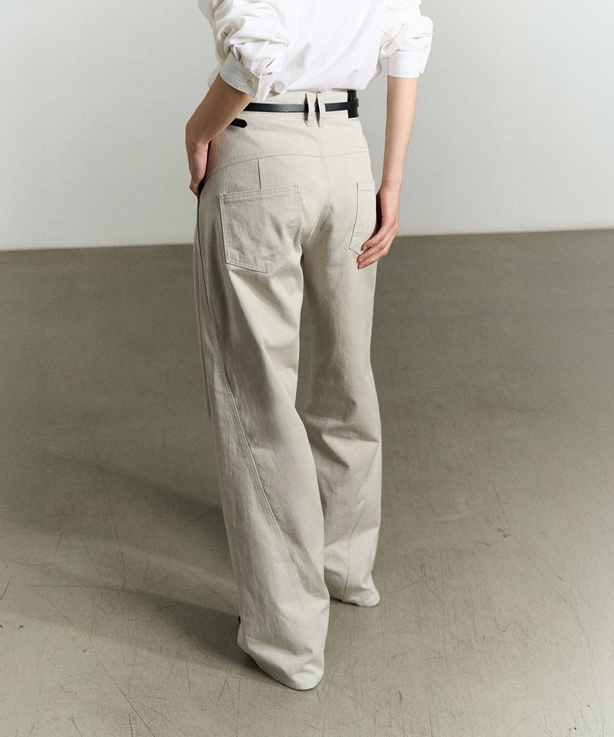 리이(RE RHEE) ASYMMETRIC SEAM DETAIL PANTS ASH GRAY