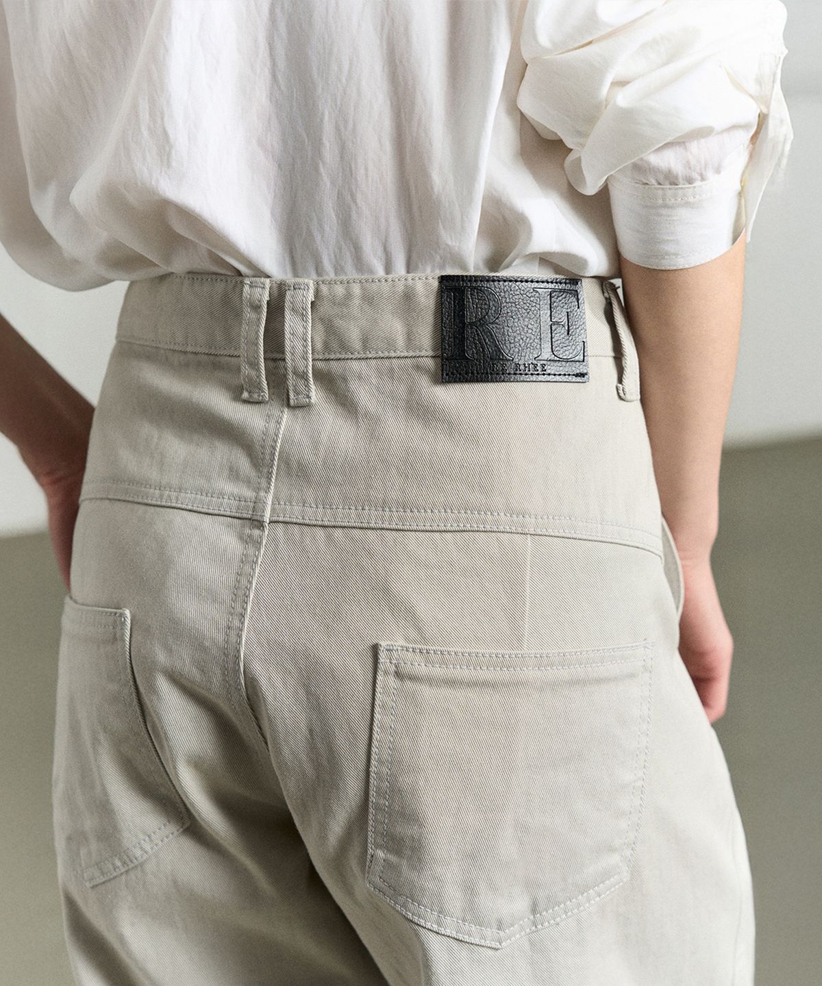 리이(RE RHEE) ASYMMETRIC SEAM DETAIL PANTS ASH GRAY