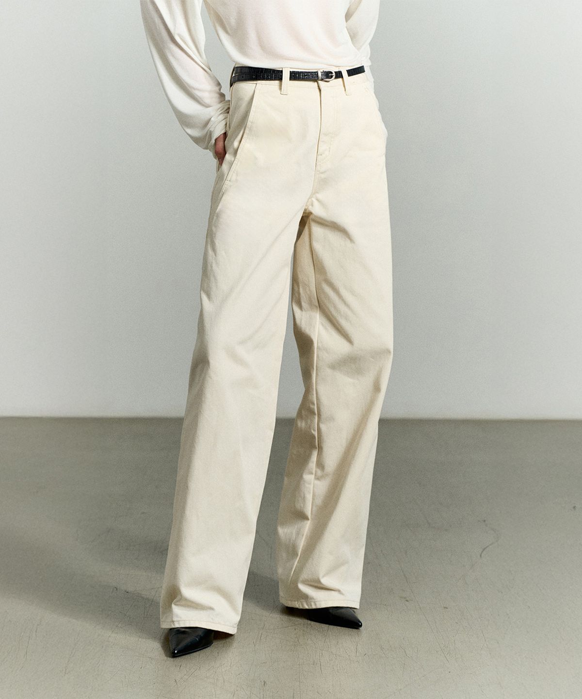 리이(RE RHEE) ASYMMETRIC SEAM DETAIL PANTS CREAM