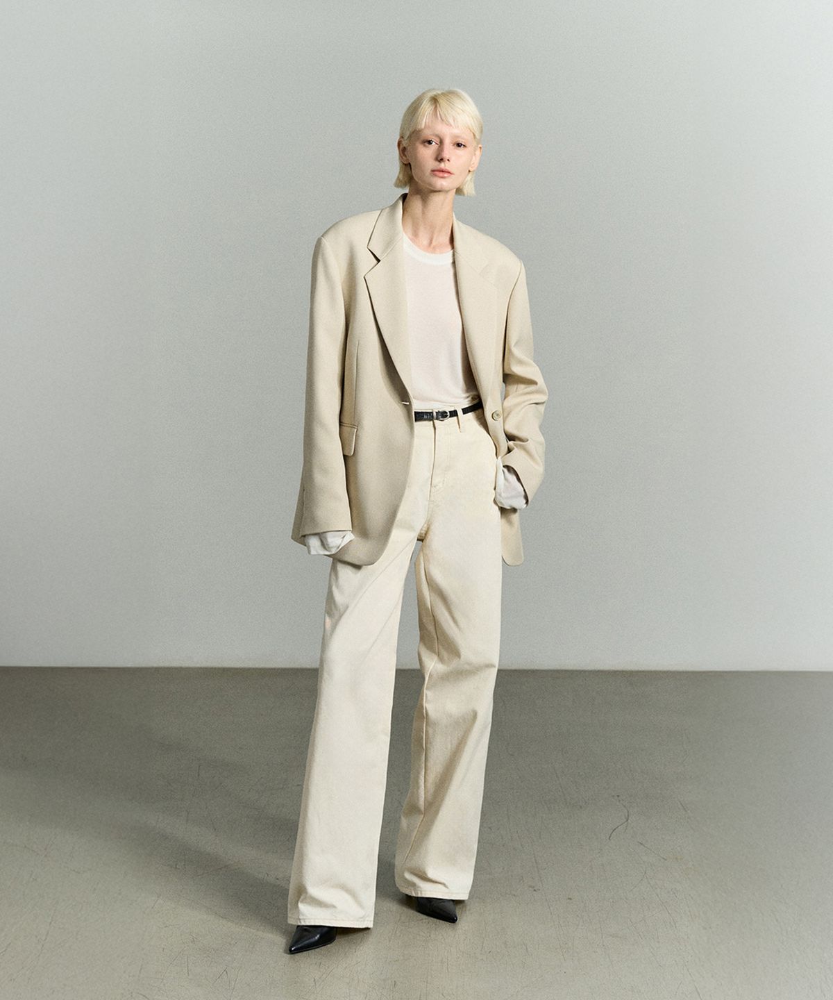 리이(RE RHEE) ASYMMETRIC SEAM DETAIL PANTS CREAM