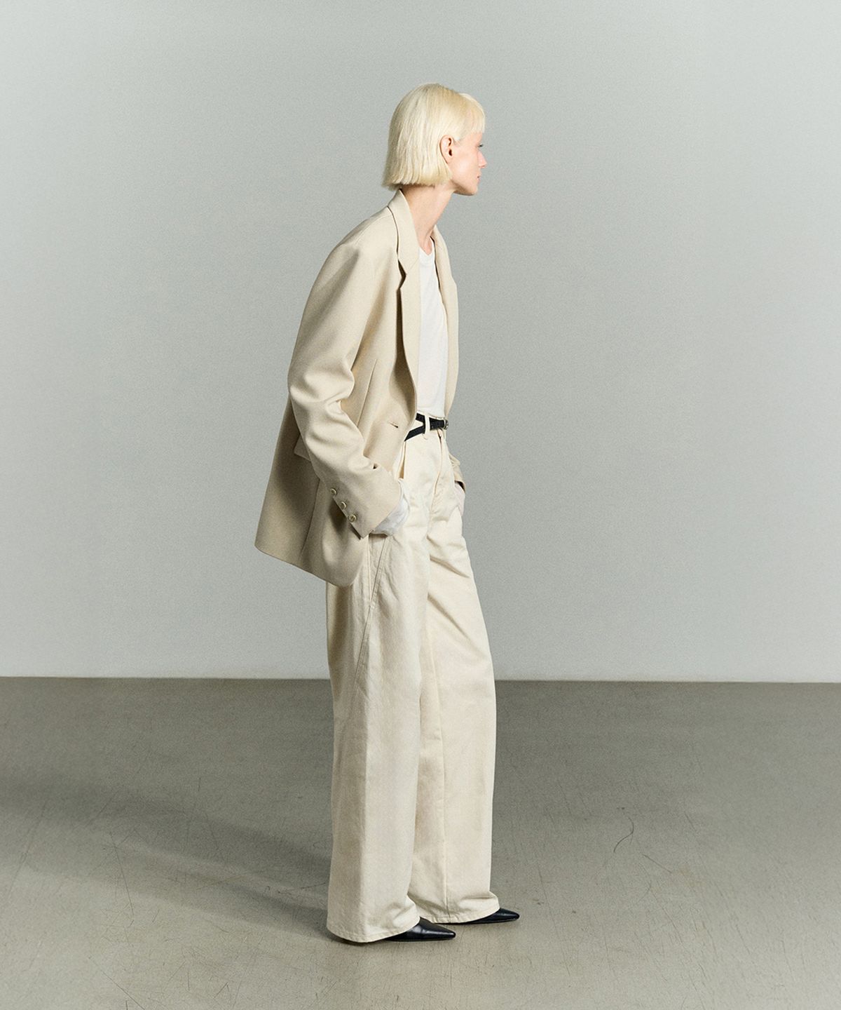 리이(RE RHEE) ASYMMETRIC SEAM DETAIL PANTS CREAM