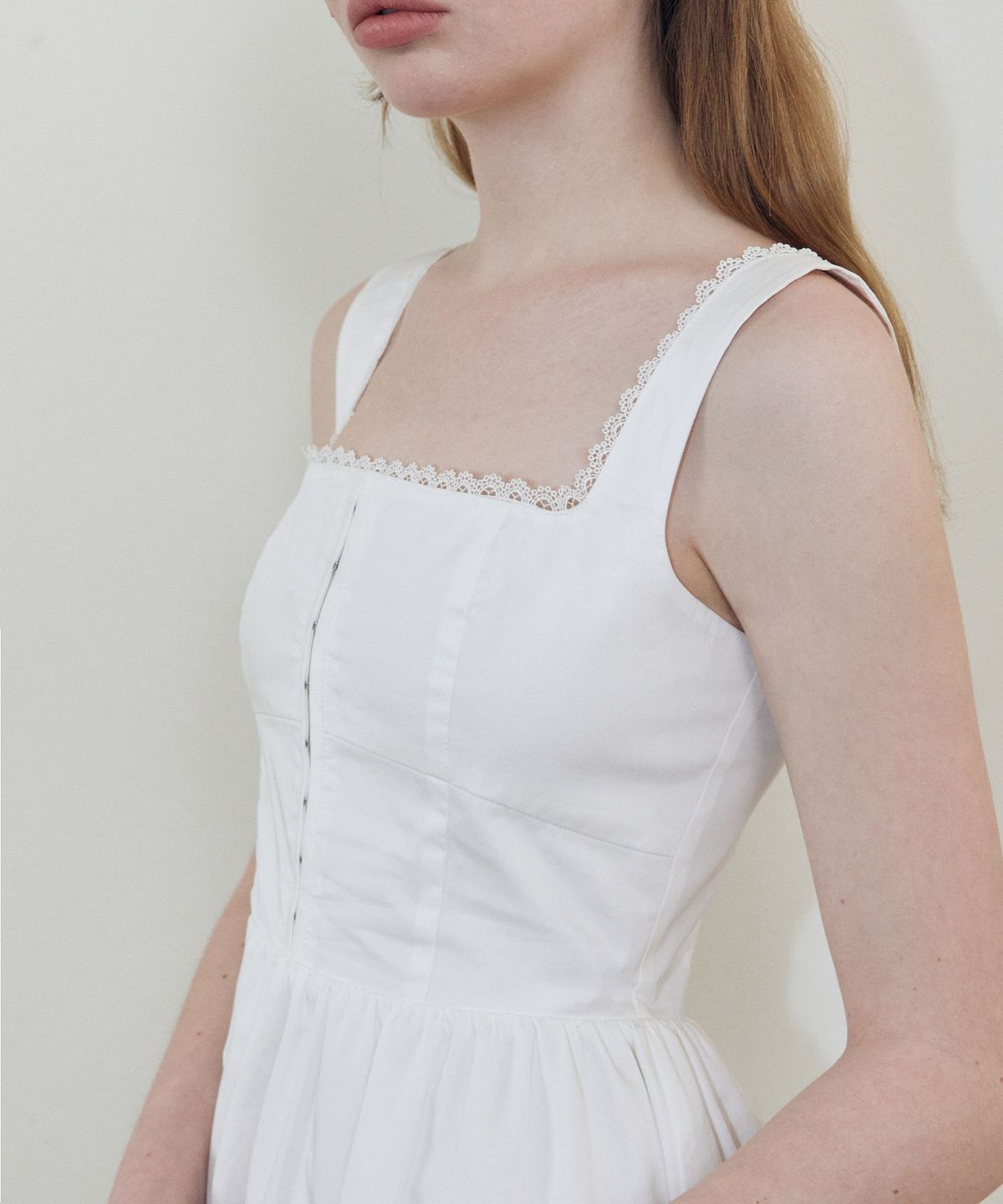 레이디 볼륨(LADY VOLUME) 에일린 스퀘어 미니 드레스 (WHITE)