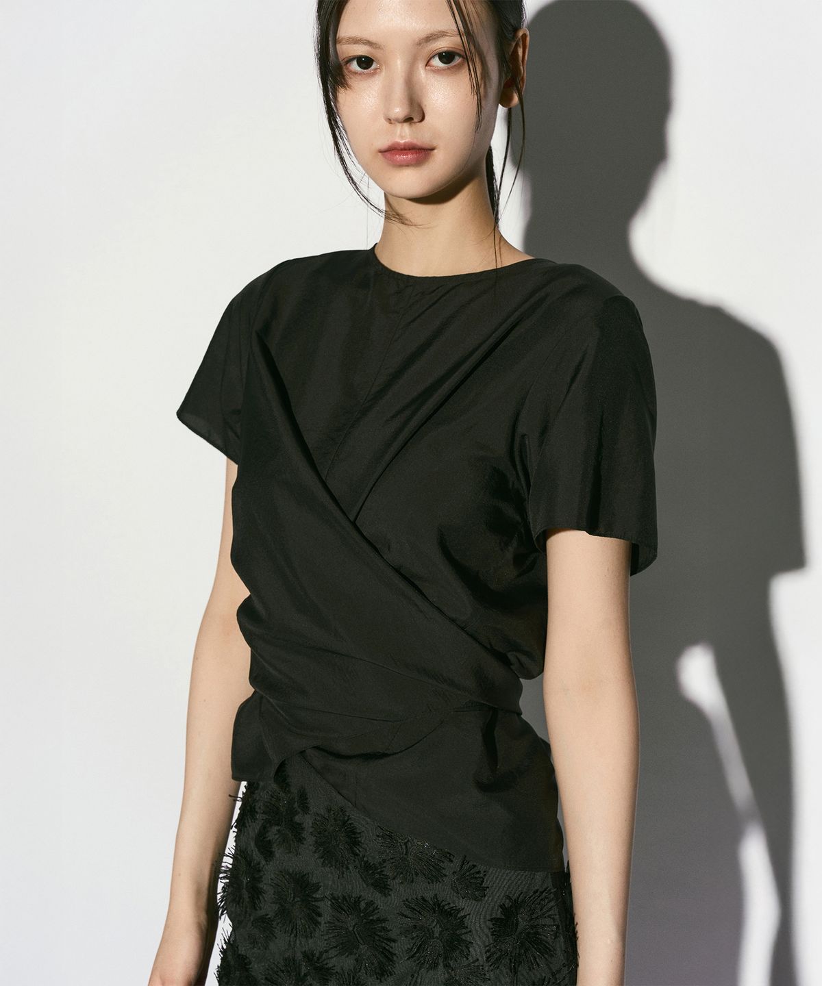 리이(RE RHEE) TIE BACK WRAP BLOUSE BLACK