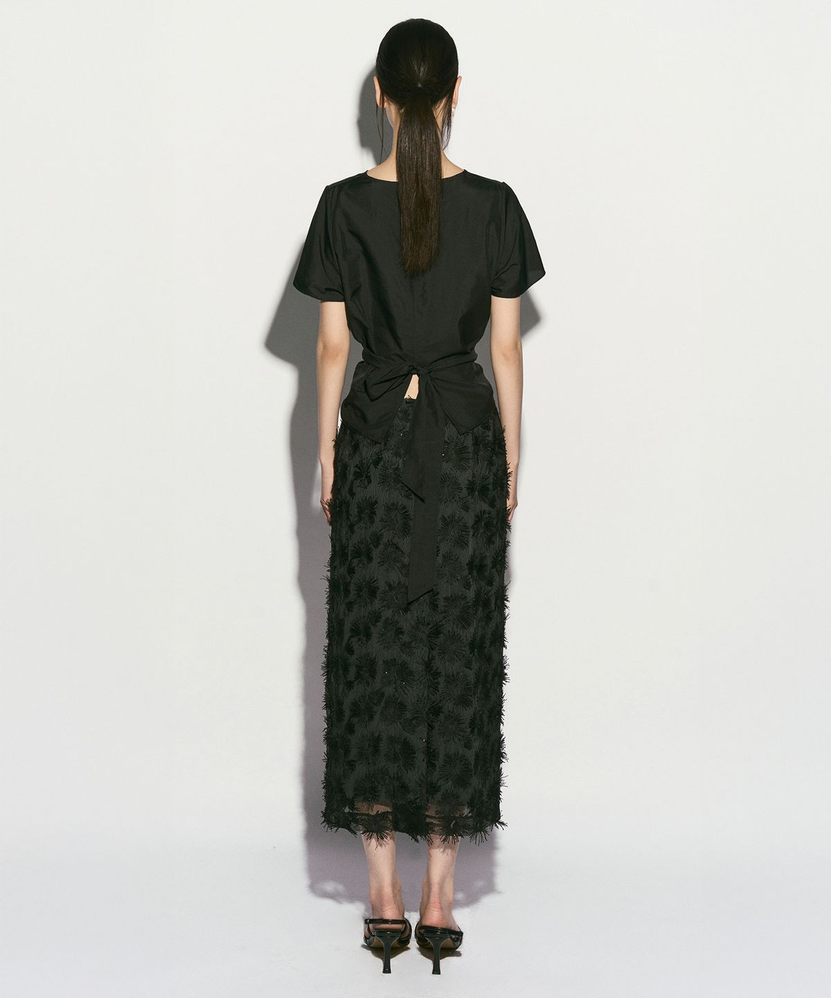 리이(RE RHEE) TIE BACK WRAP BLOUSE BLACK