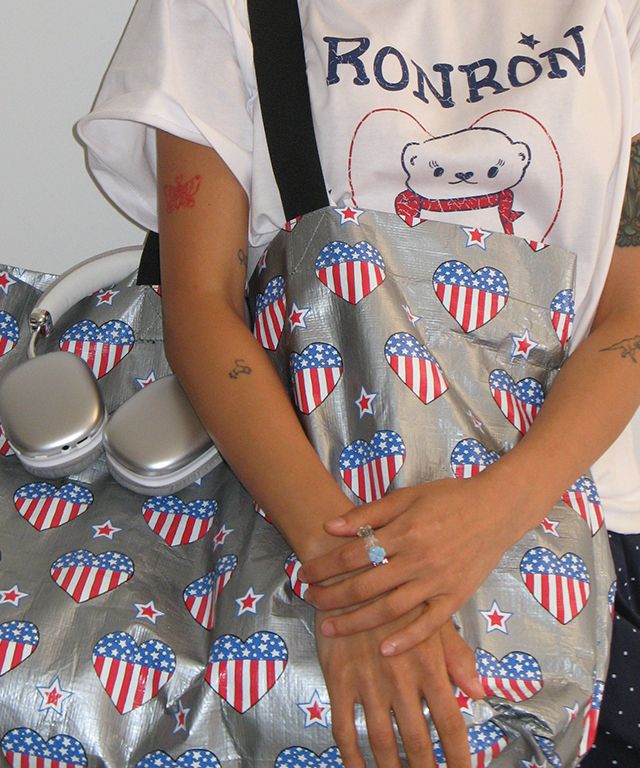 MUSINSA公式 | RONRON HEART STAR FLAG TARPAULIN BAG SILVER