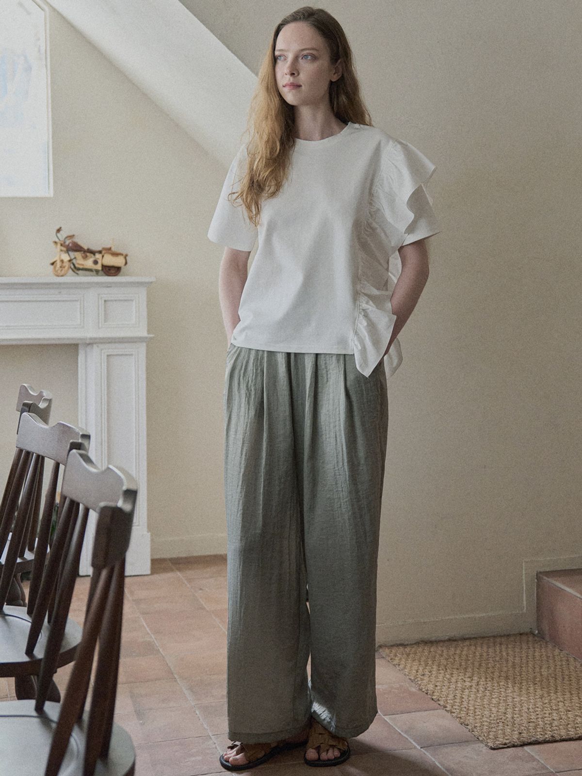 아방(AVANT-G) Ruffle Unbalance T-shirt - IVORY