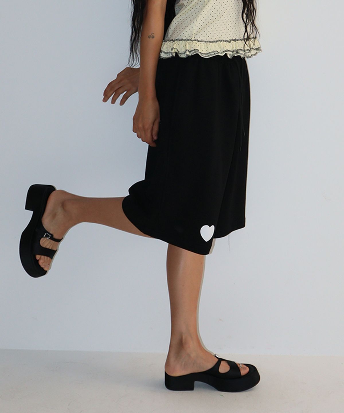 론론(RONRON) HEART POINT BERMUDA TRAINING HALF PANTS BLACK
