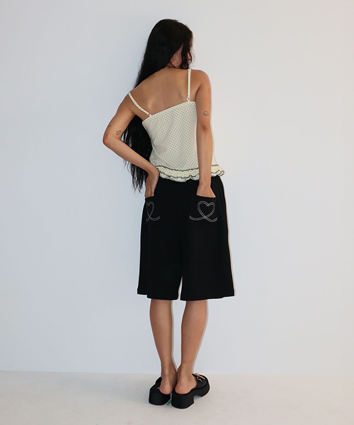 론론(RONRON) HEART POINT BERMUDA TRAINING HALF PANTS BLACK