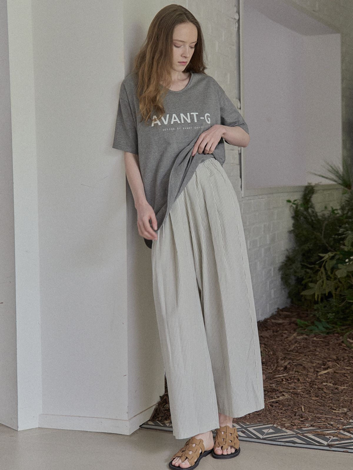 아방(AVANT-G) V-neck Overfit Logo T-shirt - GREY