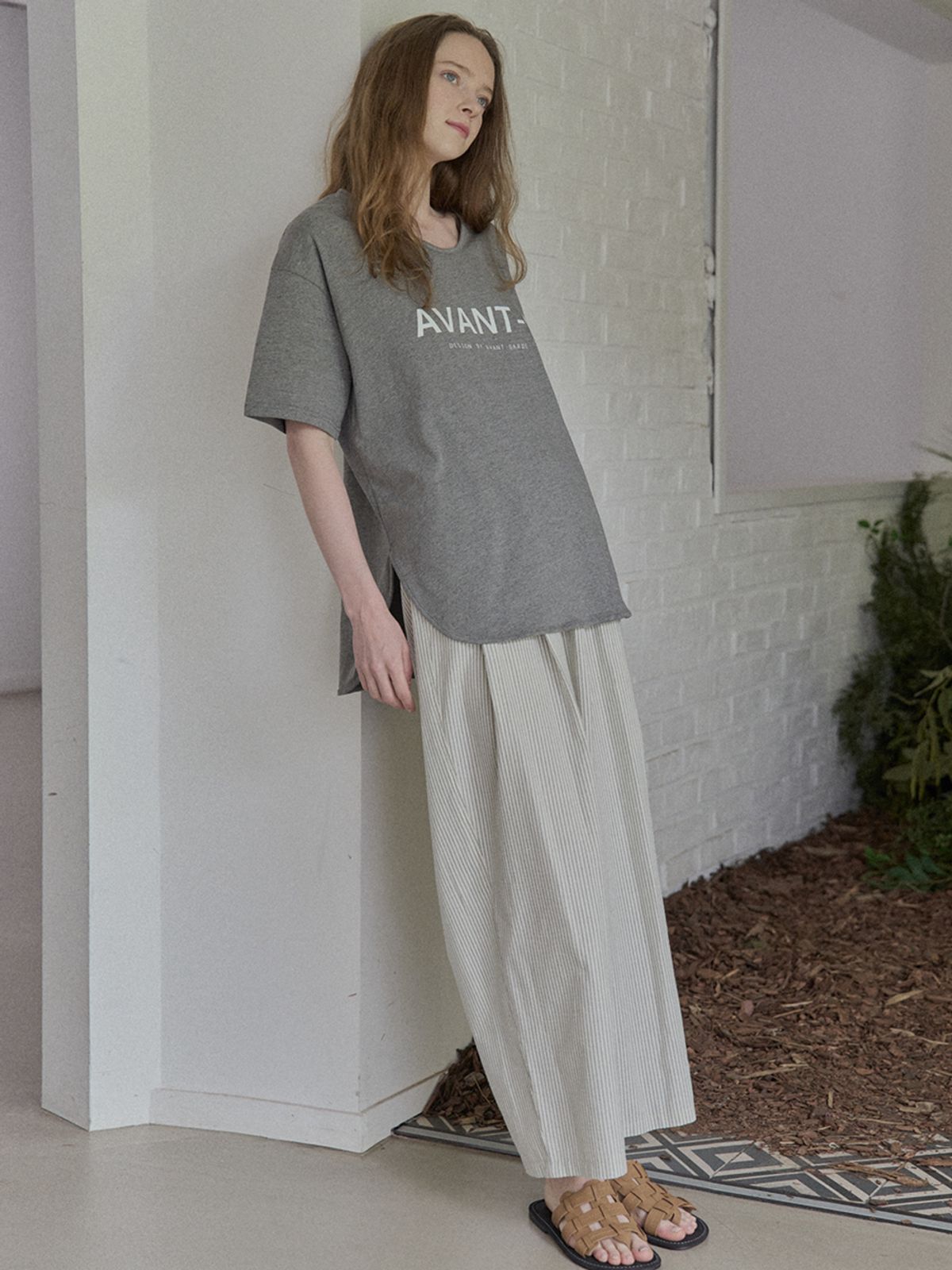 아방(AVANT-G) V-neck Overfit Logo T-shirt - GREY