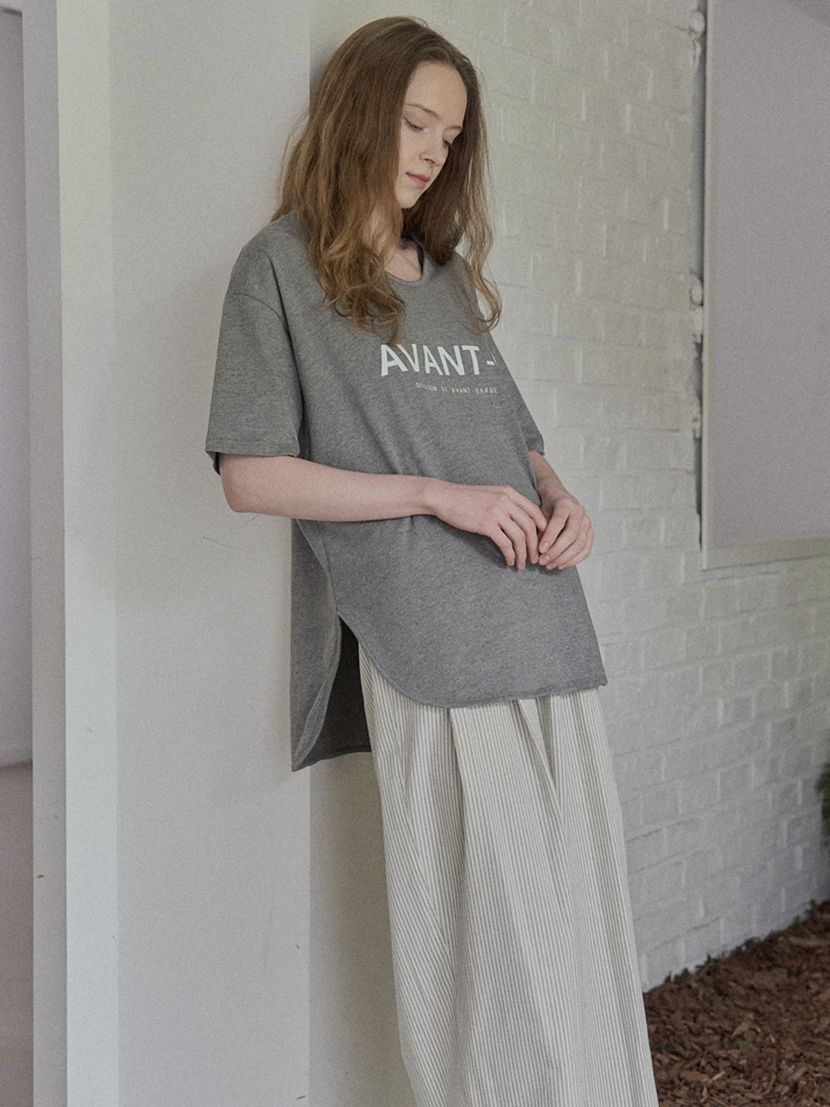 아방(AVANT-G) V-neck Overfit Logo T-shirt - GREY