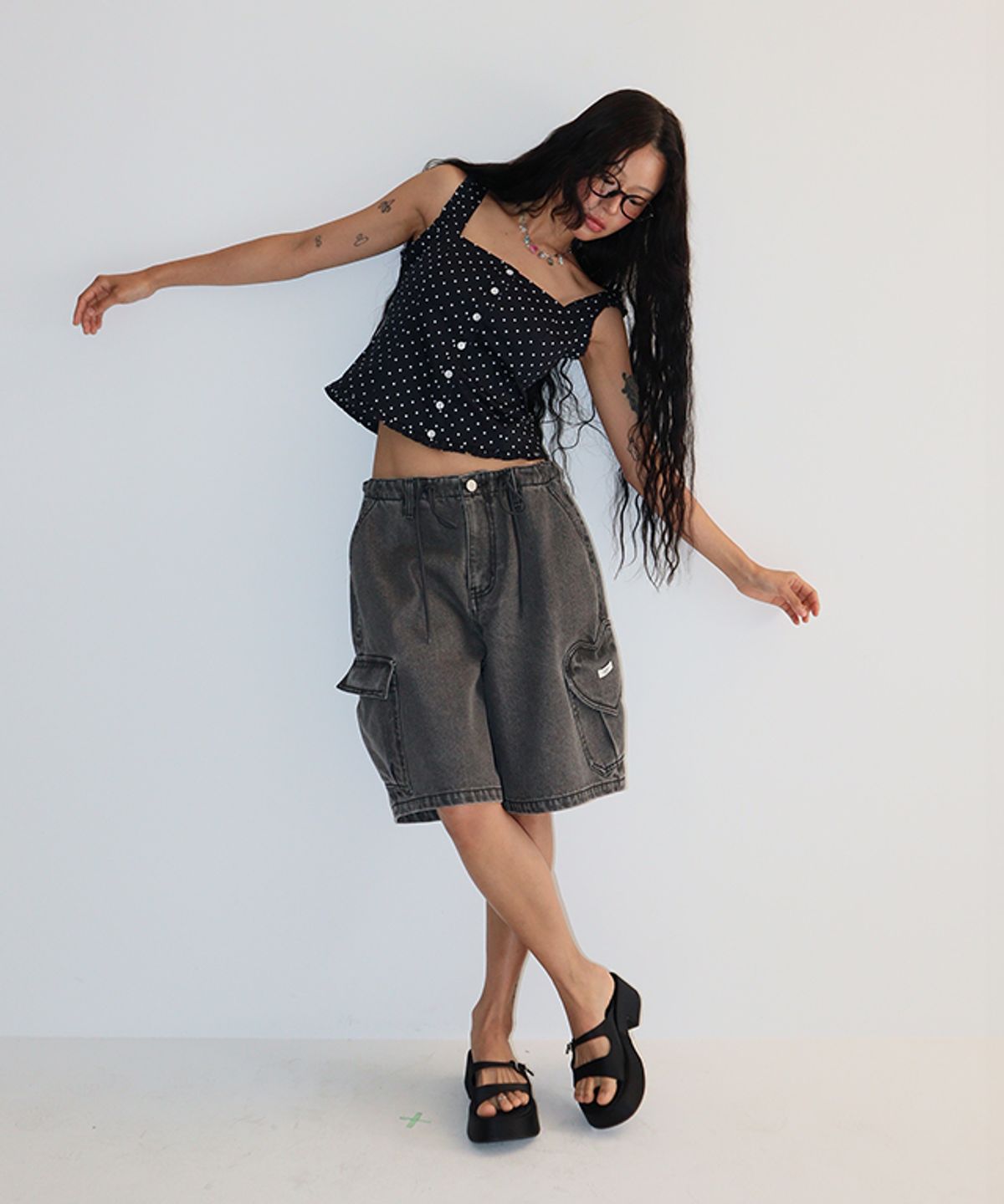 론론(RONRON) HEART POCKET CARGO DENIM SHORT PANTS GREY BLACK