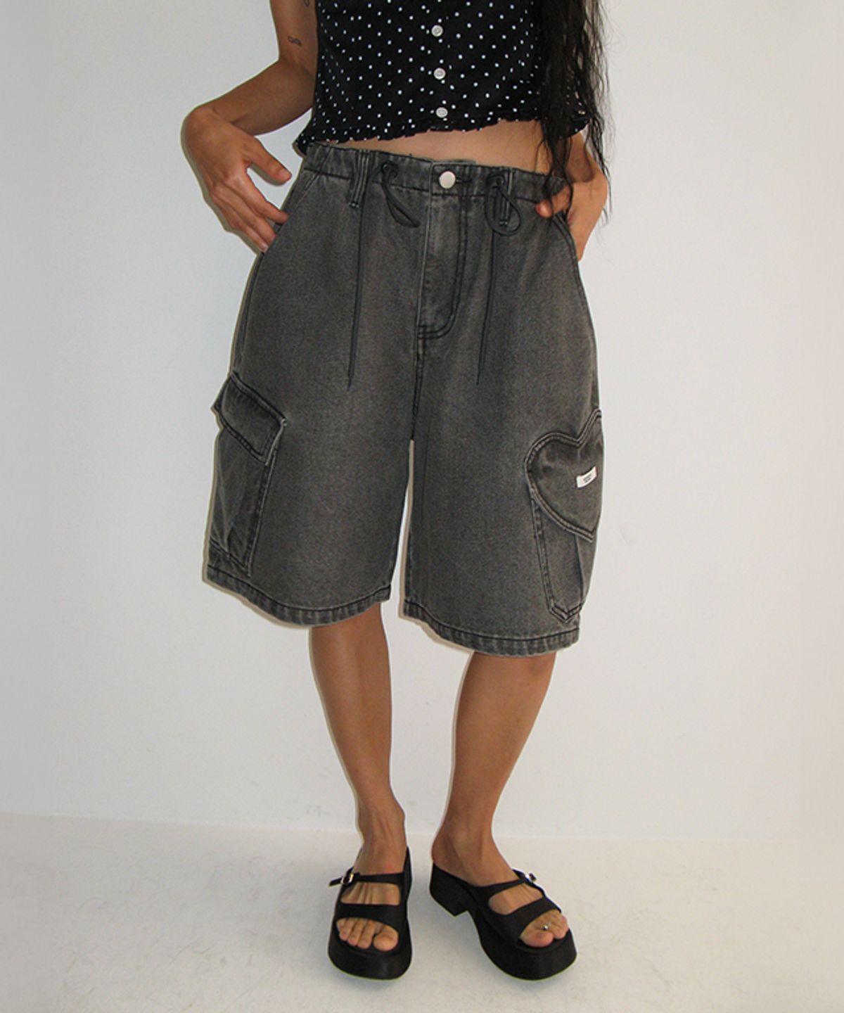 론론(RONRON) HEART POCKET CARGO DENIM SHORT PANTS GREY BLACK