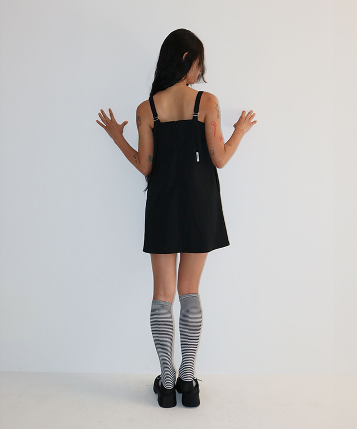 론론(RONRON) SQUARE SUSPENDER DRESS BLACK