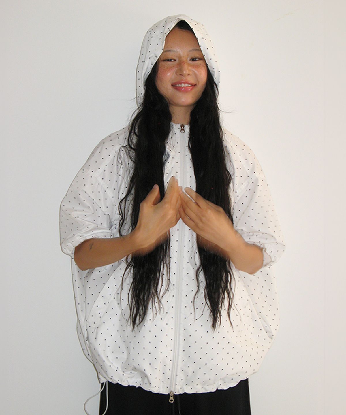 론론(RONRON) HOODED HALF SLEEVE WINDBREAKER WHITE DOT