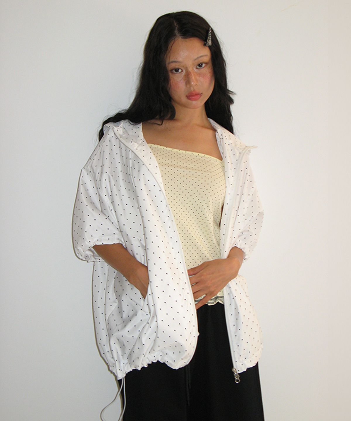 론론(RONRON) HOODED HALF SLEEVE WINDBREAKER WHITE DOT