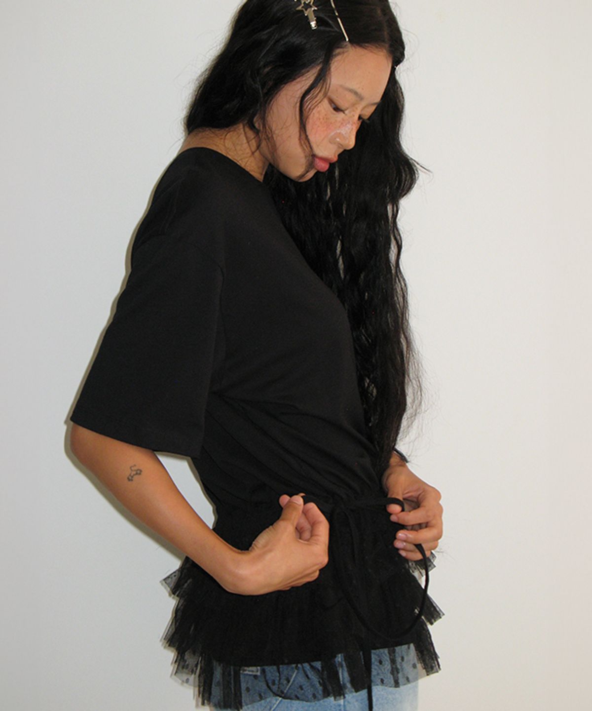 론론(RONRON) DOUBLE LAYERED SHIRRING SHORT T SHIRT BLACK
