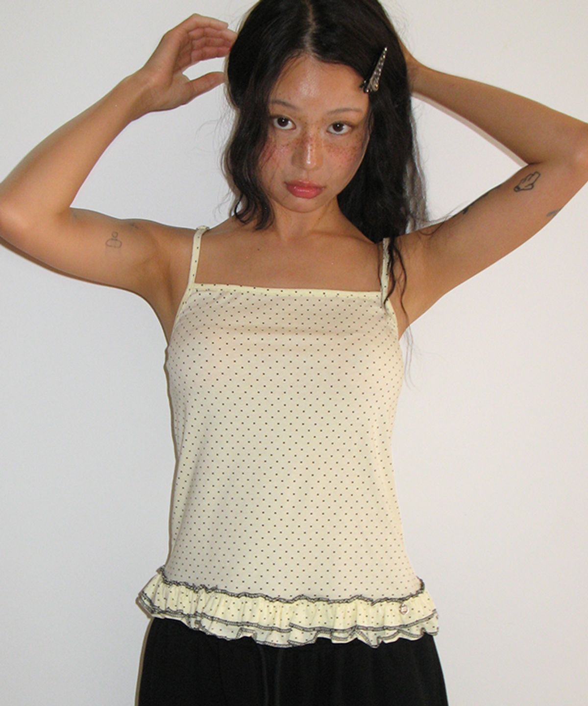 론론(RONRON) DOT FRILL STITCH SLEEVELESS SOFT YELLOW