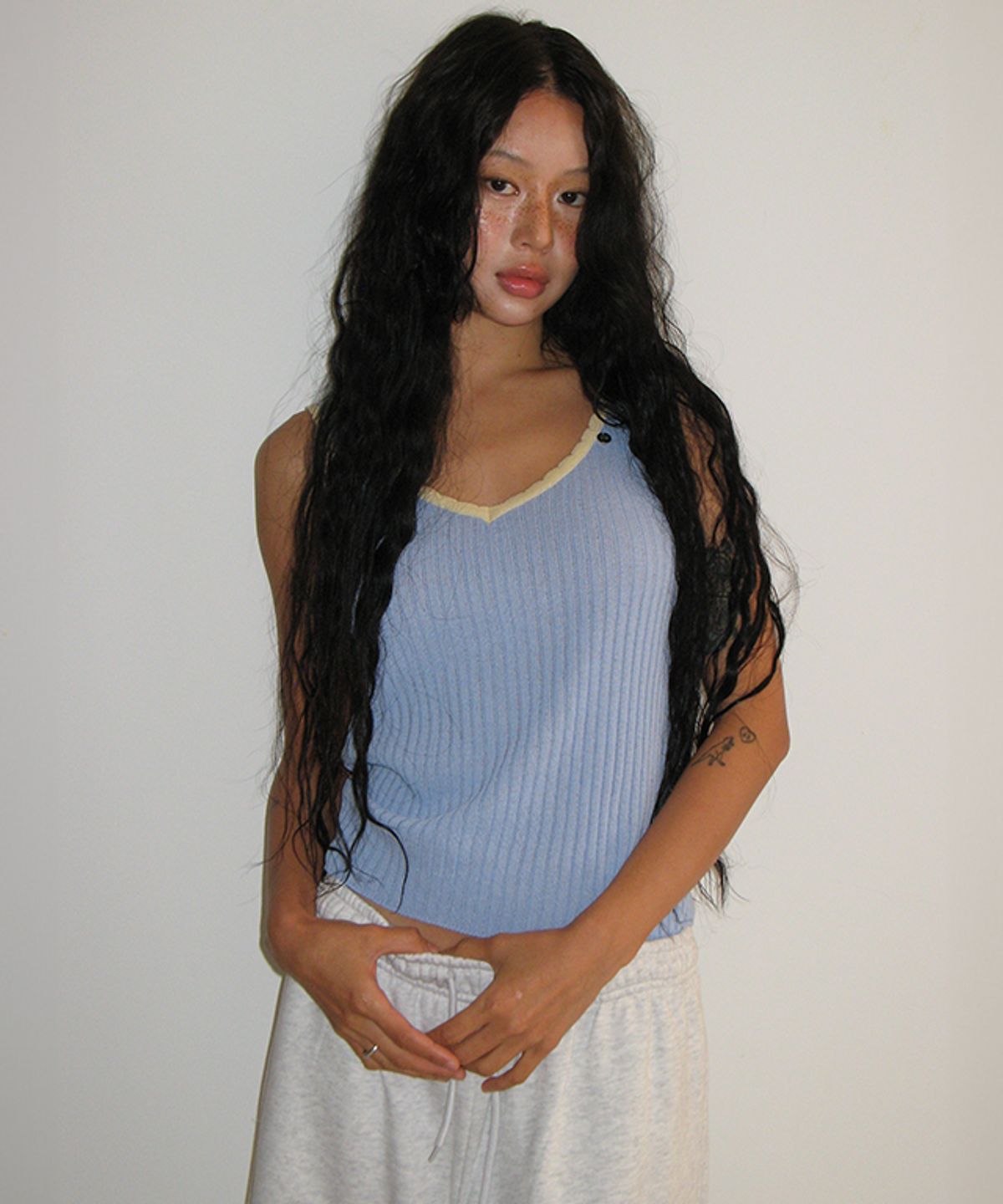 론론(RONRON) GOLGI BLOCKING CHARM SLEEVELESS KNIT SOFT BLUE