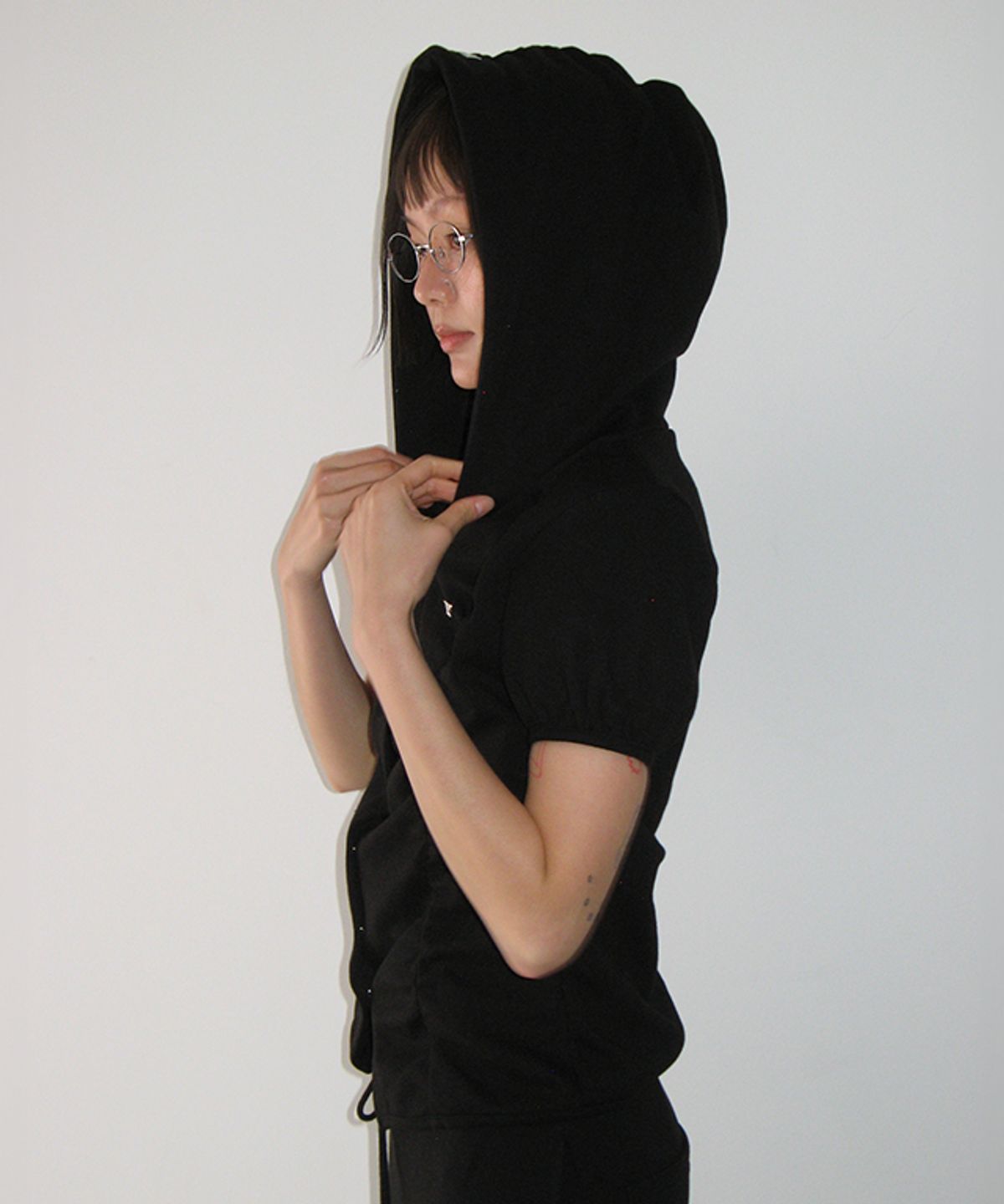 론론(RONRON) SHIRRING SNAP SHORT HOODIE BLACK