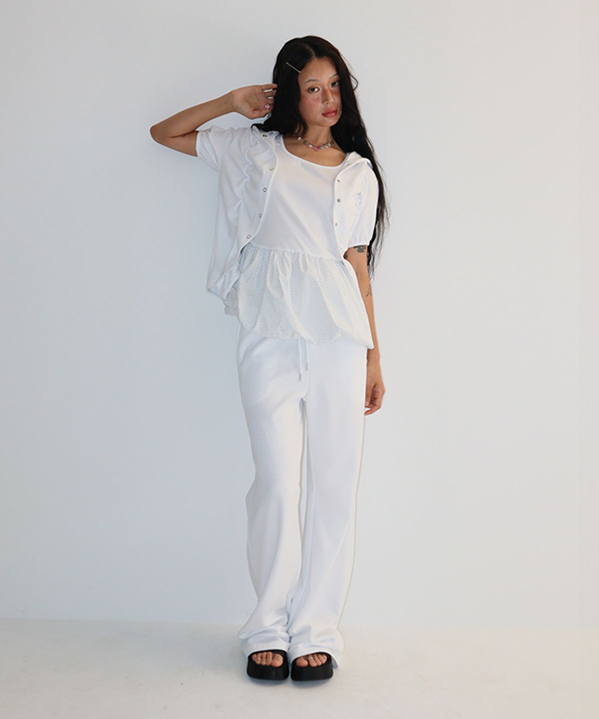 론론(RONRON) SHIRRING SNAP SHORT HOODIE WHITE